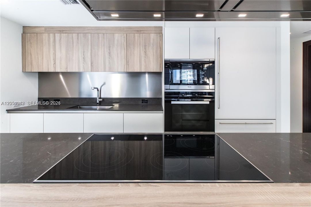 For Rent: $5,000 (1 beds, 1 baths, 839 Square Feet)