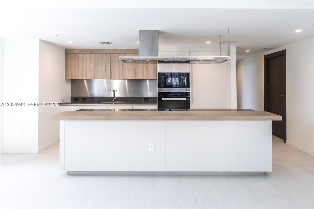 For Rent: $5,000 (1 beds, 1 baths, 839 Square Feet)
