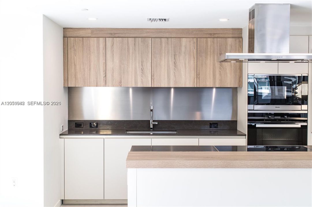 For Rent: $5,000 (1 beds, 1 baths, 839 Square Feet)