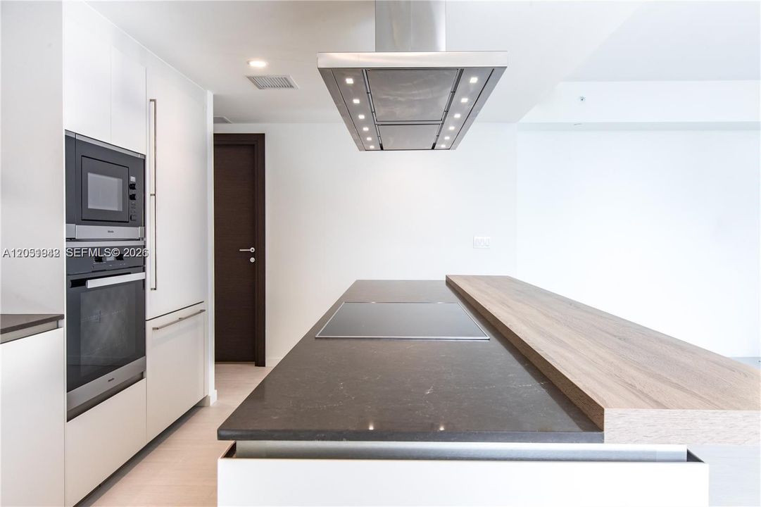 For Rent: $5,000 (1 beds, 1 baths, 839 Square Feet)
