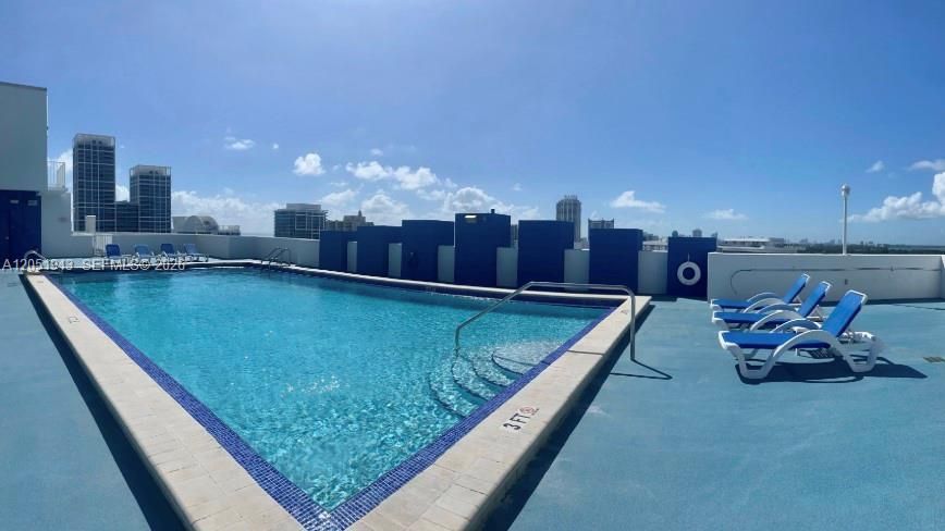 Active With Contract: $2,300 (1 beds, 1 baths, 905 Square Feet)