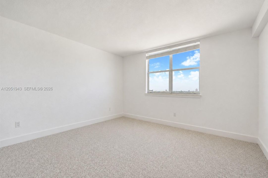 Active With Contract: $2,300 (1 beds, 1 baths, 905 Square Feet)