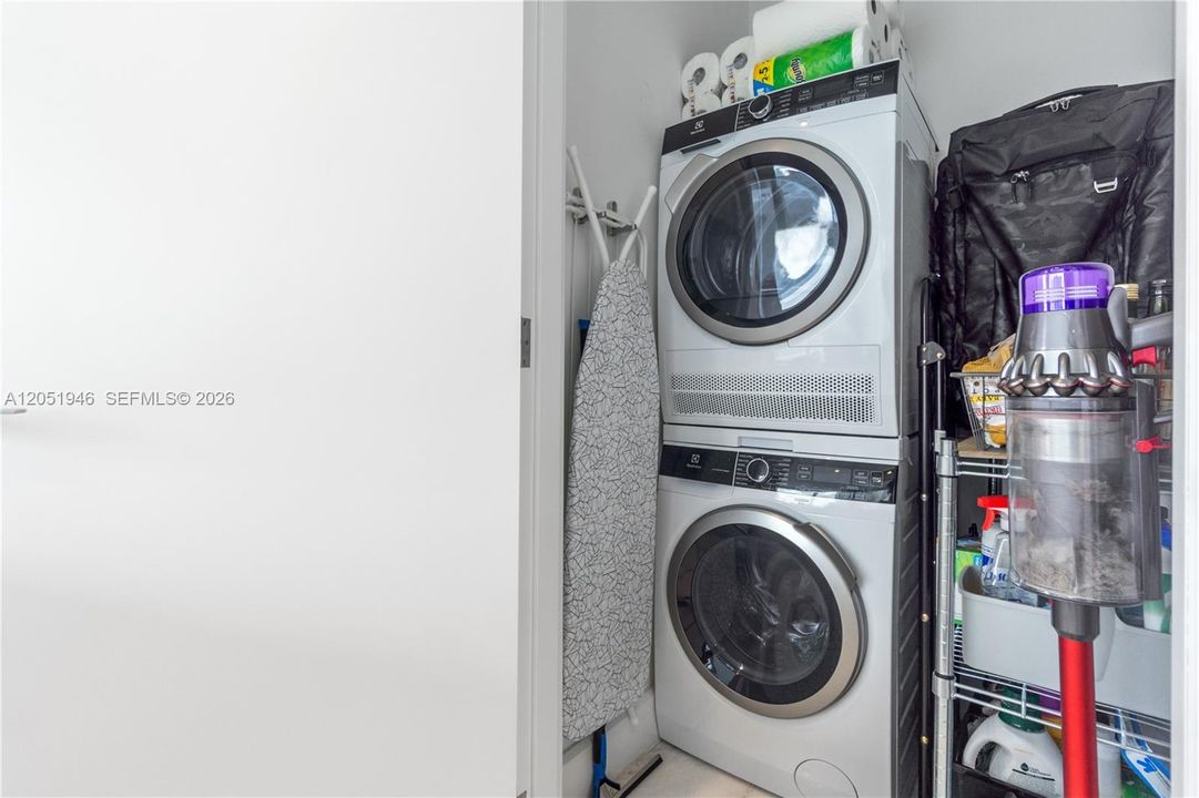 В аренду: $7,850 (2 спален, 2 ванн, 955 Квадратных фут)
