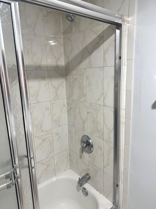 south-florida-home-tub-shower