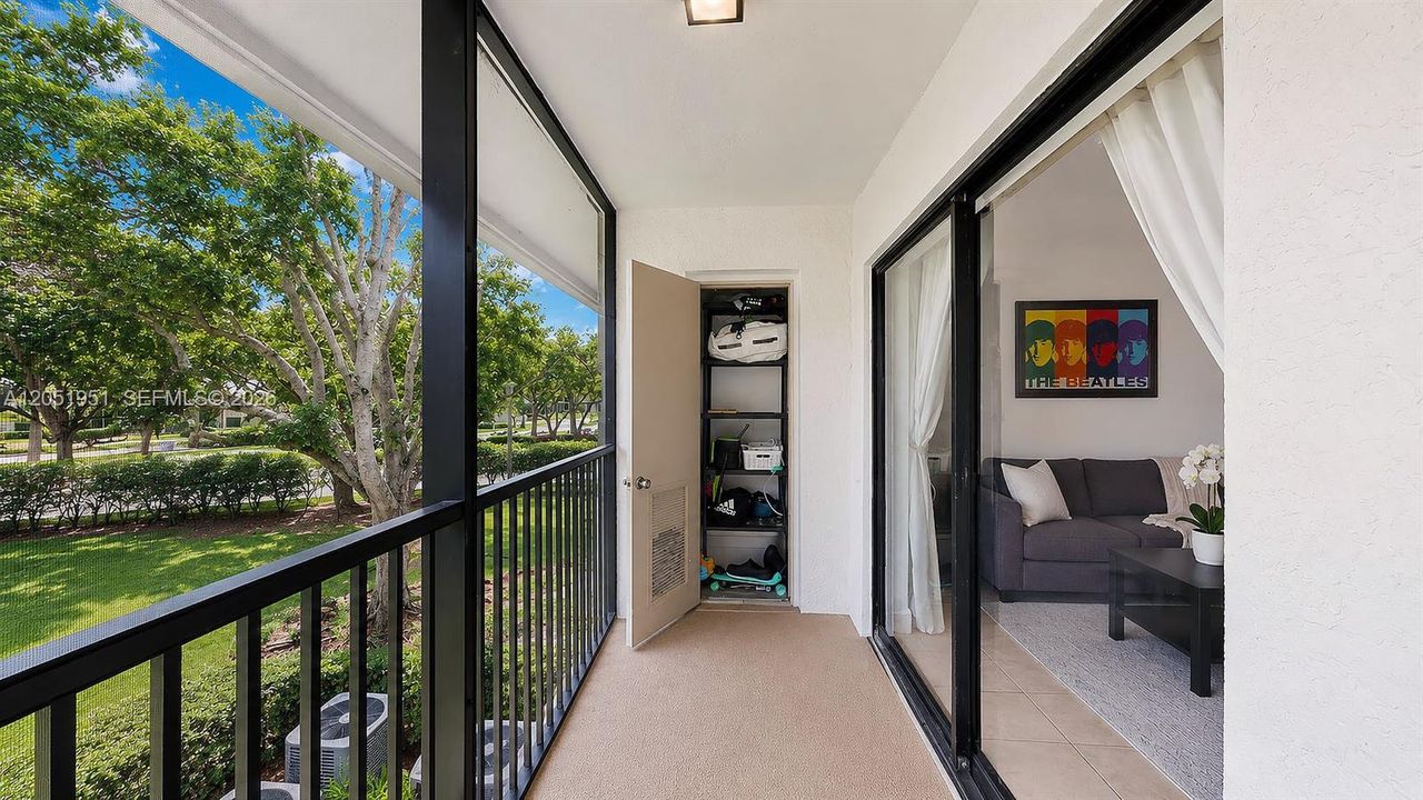 For Sale: $275,000 (2 beds, 2 baths, 800 Square Feet)