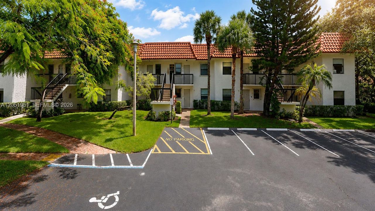 For Sale: $275,000 (2 beds, 2 baths, 800 Square Feet)