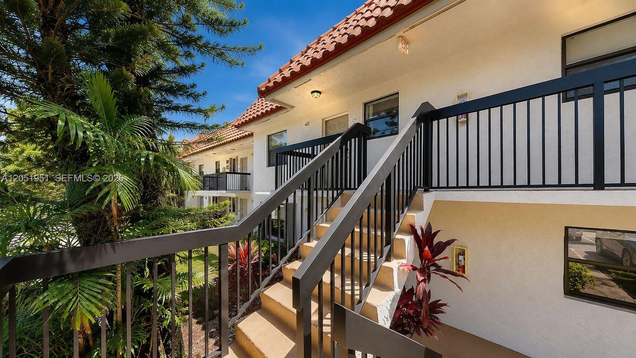For Sale: $275,000 (2 beds, 2 baths, 800 Square Feet)