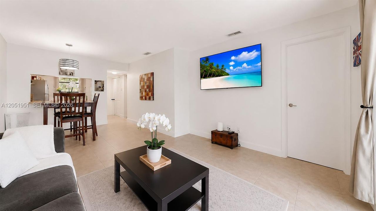 For Sale: $275,000 (2 beds, 2 baths, 800 Square Feet)