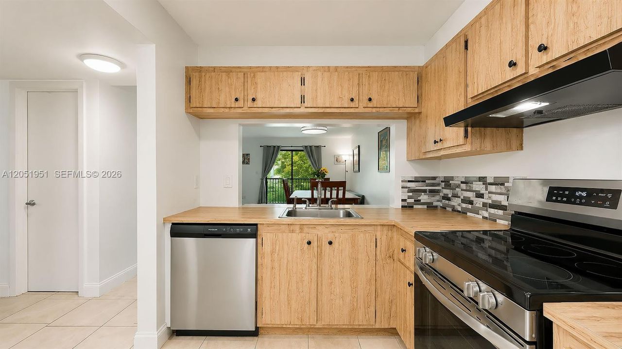 For Sale: $275,000 (2 beds, 2 baths, 800 Square Feet)