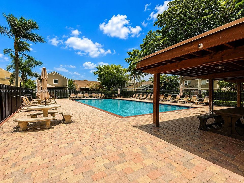 For Sale: $275,000 (2 beds, 2 baths, 800 Square Feet)