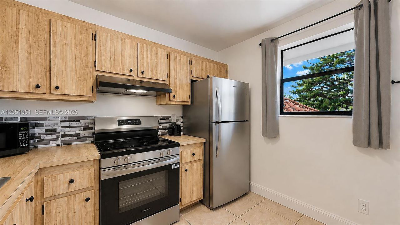 For Sale: $275,000 (2 beds, 2 baths, 800 Square Feet)