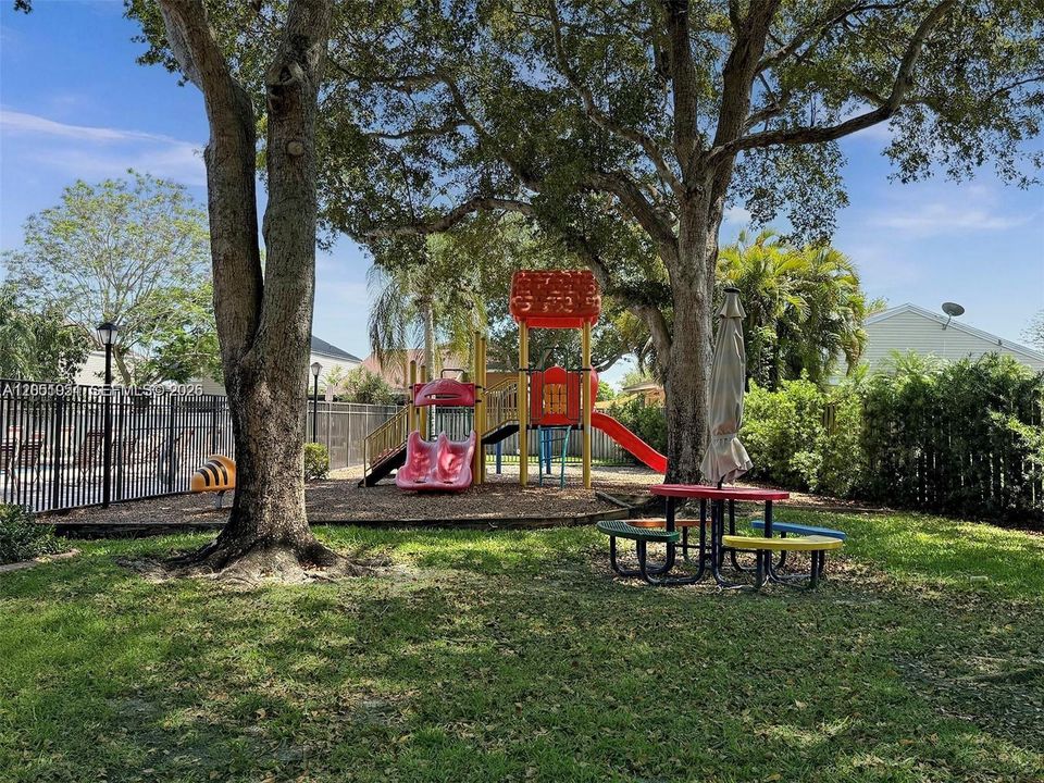 For Sale: $275,000 (2 beds, 2 baths, 800 Square Feet)