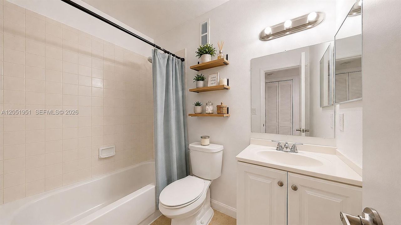 For Sale: $275,000 (2 beds, 2 baths, 800 Square Feet)