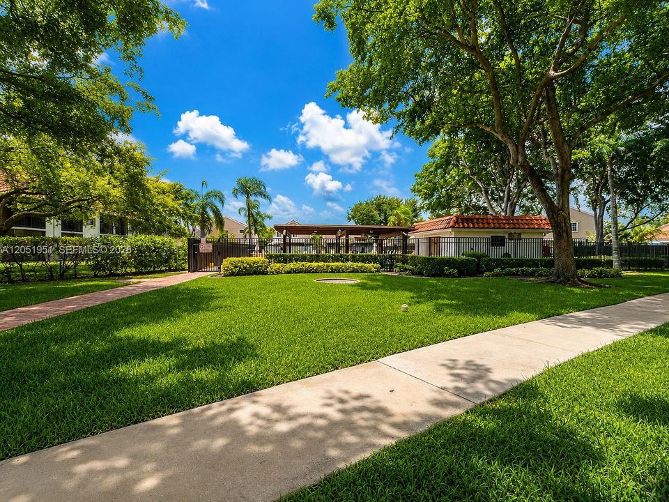 For Sale: $275,000 (2 beds, 2 baths, 800 Square Feet)