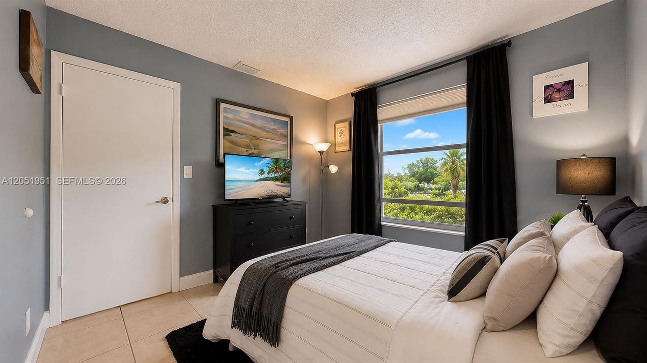 For Sale: $275,000 (2 beds, 2 baths, 800 Square Feet)