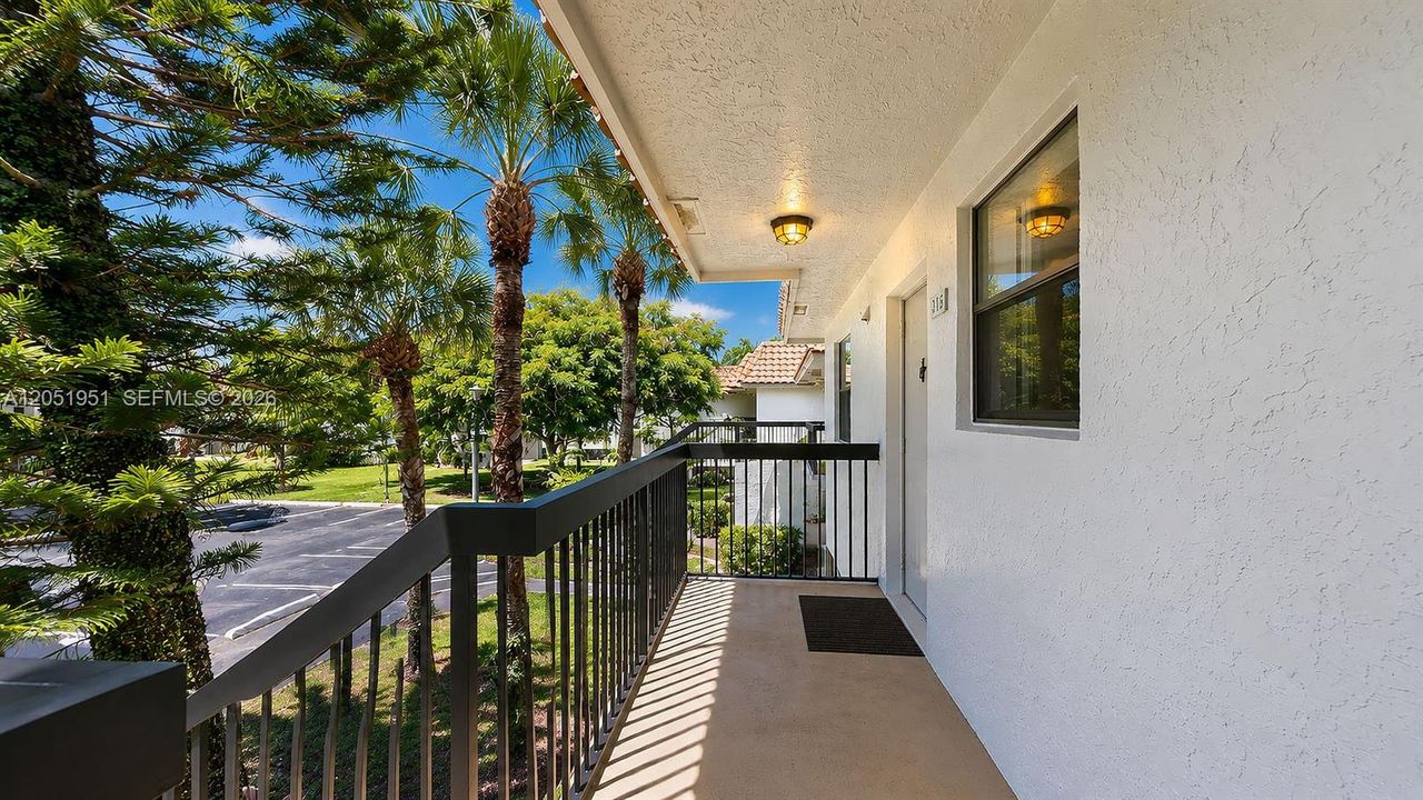 For Sale: $275,000 (2 beds, 2 baths, 800 Square Feet)