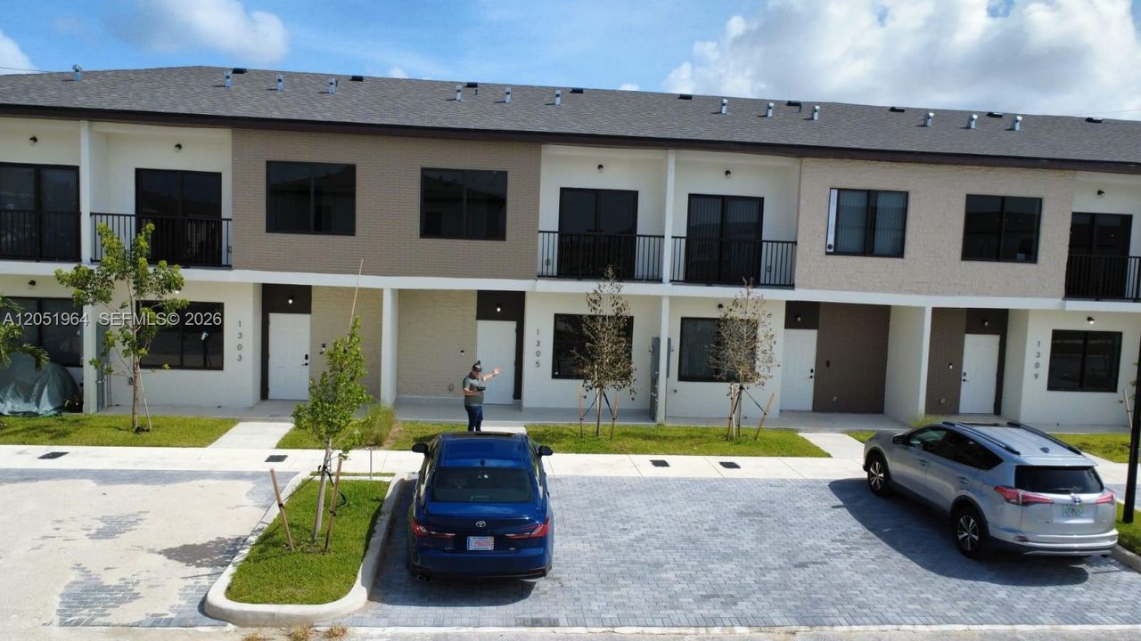 For Rent: $3,099 (4 beds, 3 baths, 1600 Square Feet)