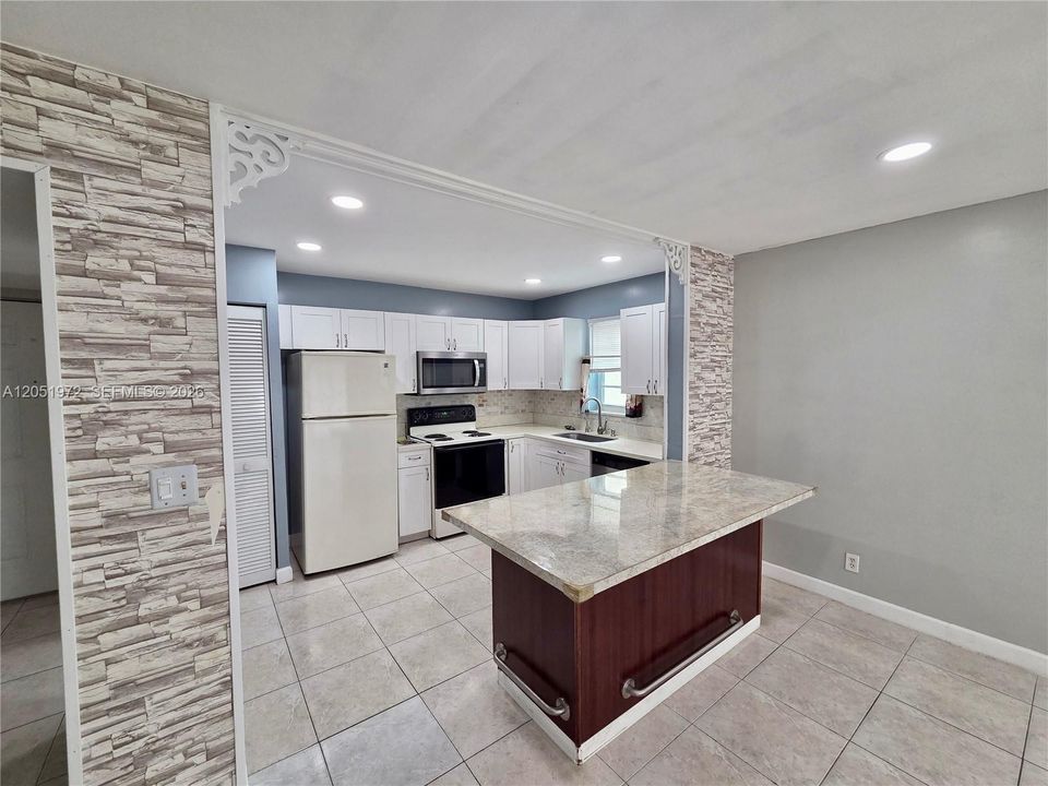 For Rent: $1,950 (2 beds, 2 baths, 1070 Square Feet)