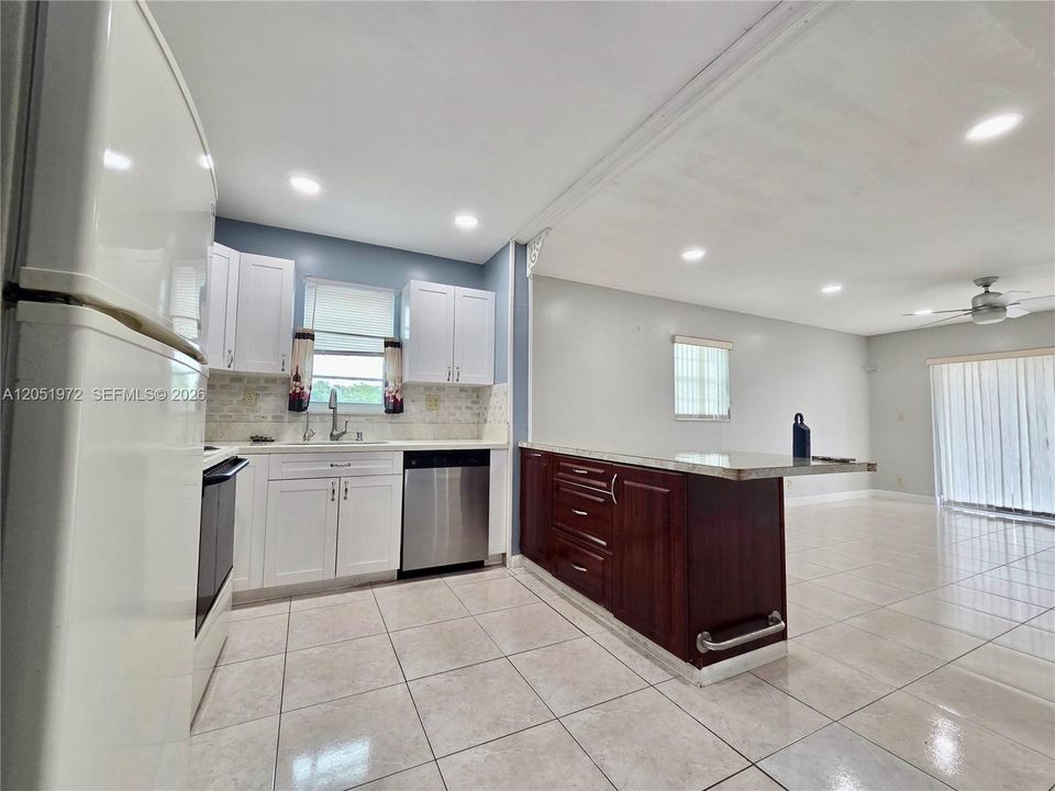 For Rent: $1,950 (2 beds, 2 baths, 1070 Square Feet)
