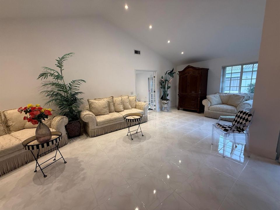 SPACIOUS LIVING ROOM