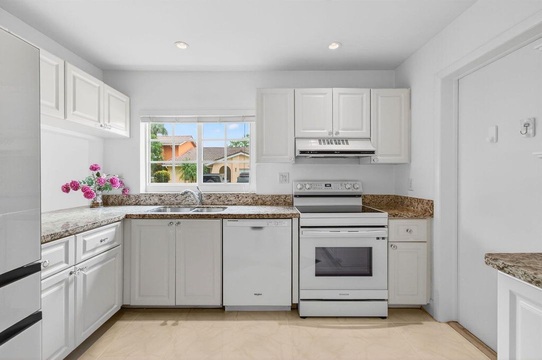 6105 VIA LAGUNA LN, 3/2/ CORNER VILLA