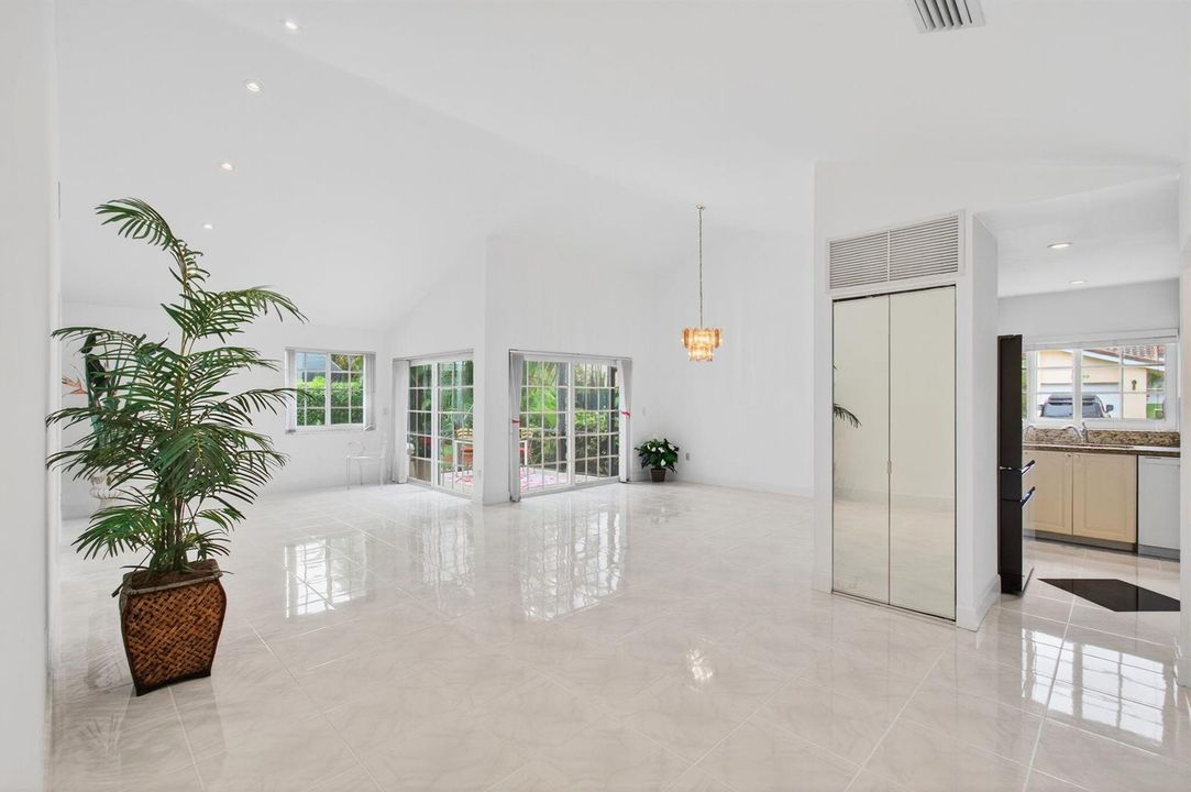 6105 VIA LAGUNA LN, 3/2/ CORNER VILLA