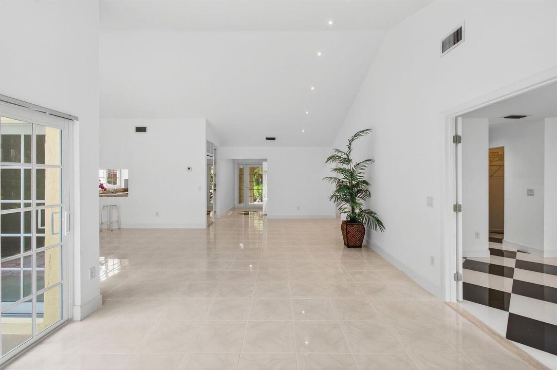 6105 VIA LAGUNA LN, 3/2/ CORNER VILLA