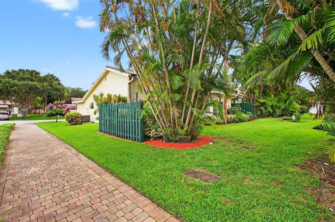 6105 VIA LAGUNA LN, 3/2/ CORNER VILLA