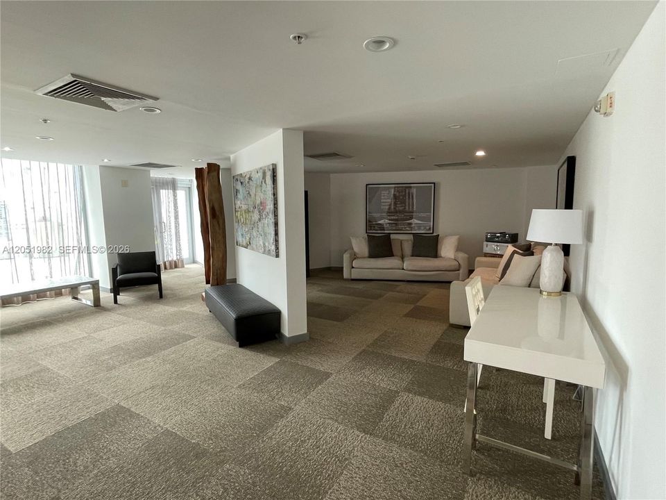 For Sale: $650,000 (2 beds, 2 baths, 1099 Square Feet)
