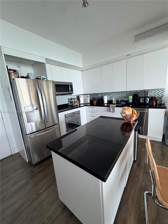 For Sale: $650,000 (2 beds, 2 baths, 1099 Square Feet)