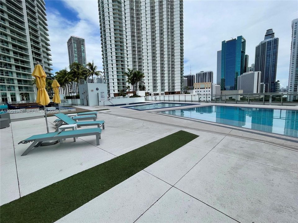 For Sale: $650,000 (2 beds, 2 baths, 1099 Square Feet)