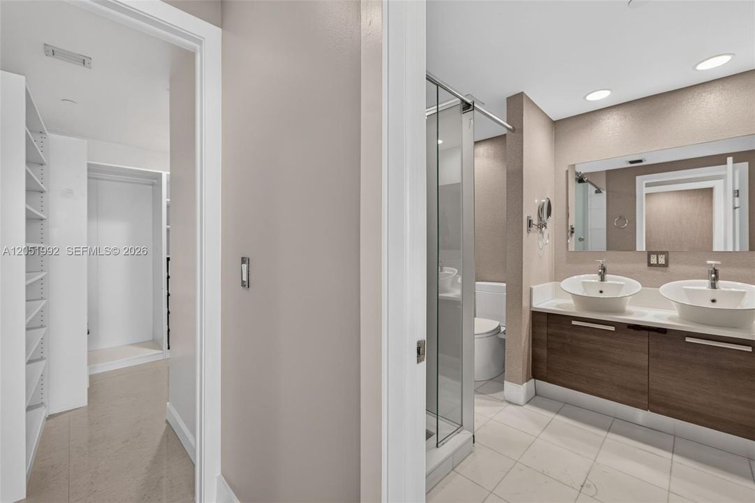 For Sale: $575,000 (1 beds, 2 baths, 1214 Square Feet)