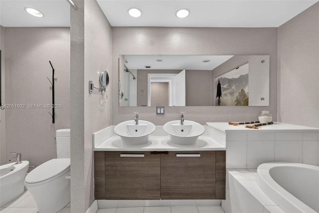 For Sale: $575,000 (1 beds, 2 baths, 1214 Square Feet)