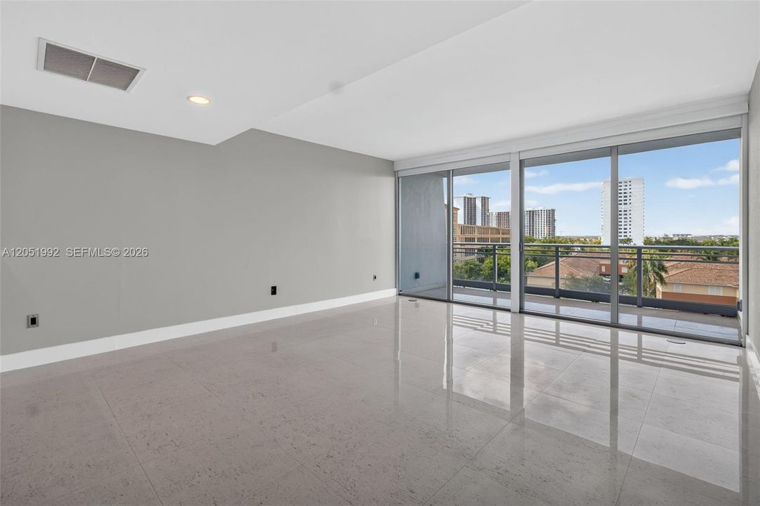 For Sale: $575,000 (1 beds, 2 baths, 1214 Square Feet)