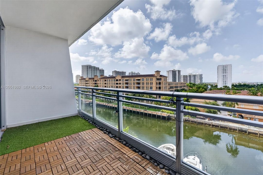 For Sale: $575,000 (1 beds, 2 baths, 1214 Square Feet)