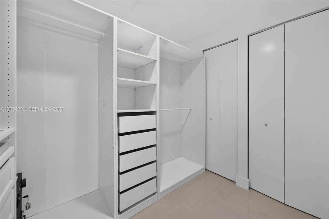 For Sale: $575,000 (1 beds, 2 baths, 1214 Square Feet)