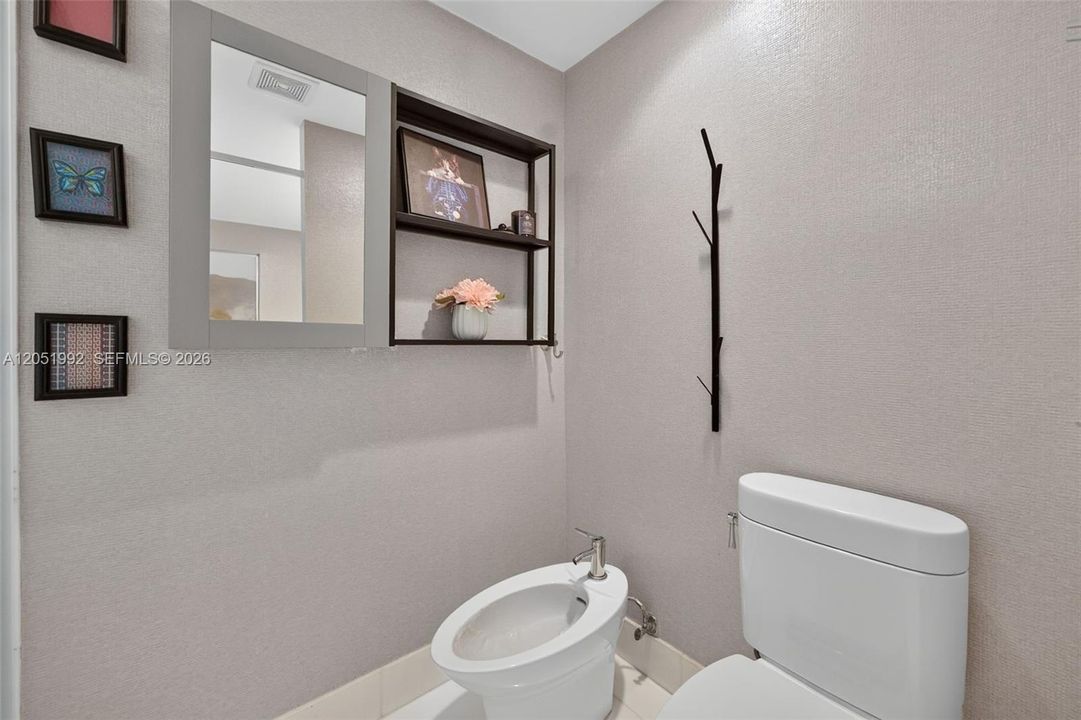 For Sale: $575,000 (1 beds, 2 baths, 1214 Square Feet)