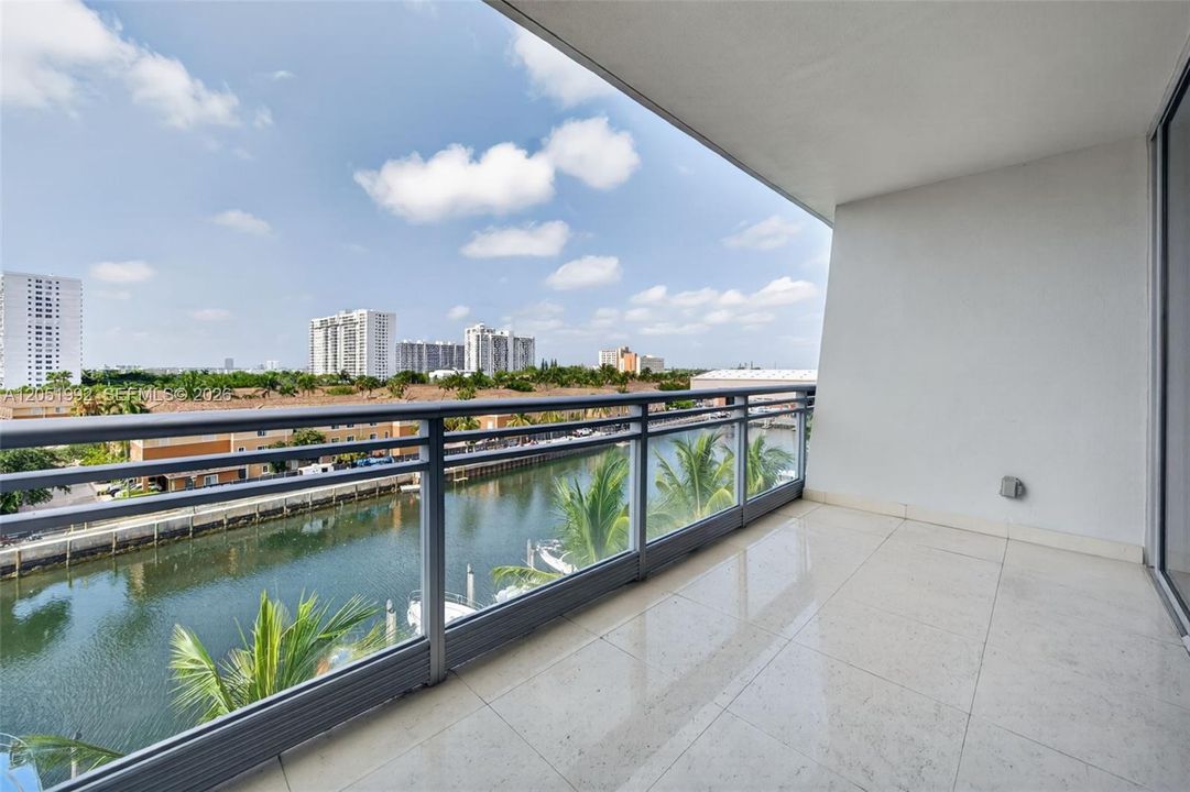 For Sale: $575,000 (1 beds, 2 baths, 1214 Square Feet)