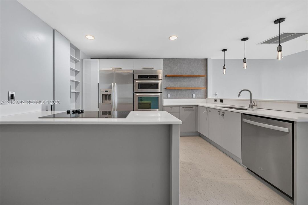 For Sale: $575,000 (1 beds, 2 baths, 1214 Square Feet)