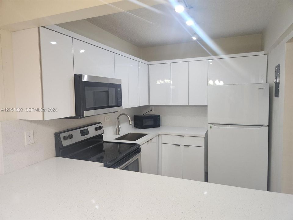 В аренду: $2,300 (2 спален, 2 ванн, 950 Квадратных фут)
