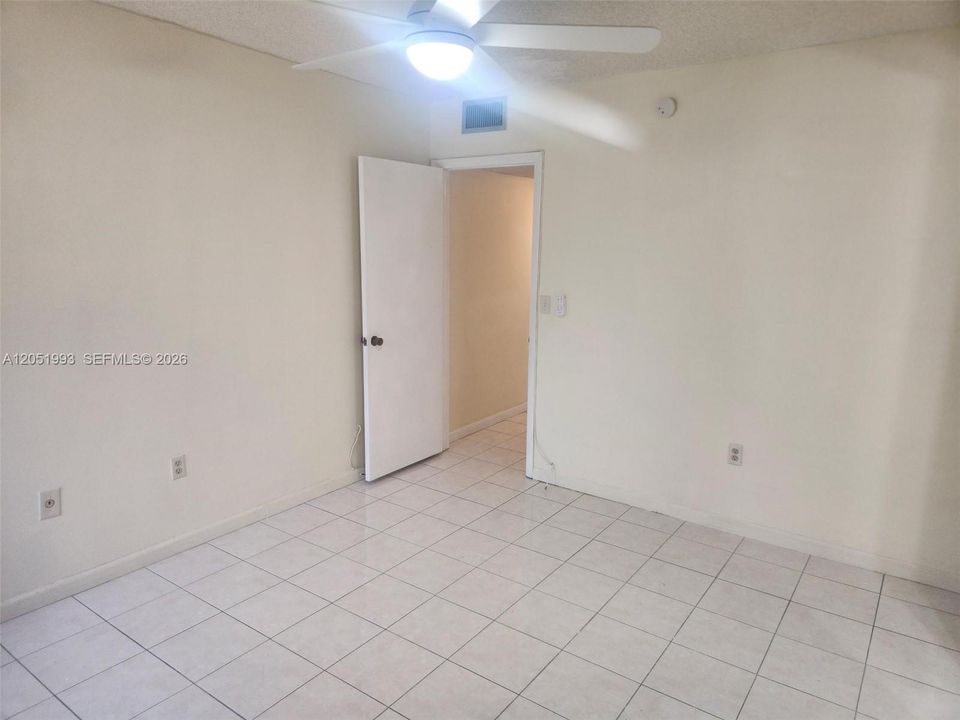 В аренду: $2,300 (2 спален, 2 ванн, 950 Квадратных фут)