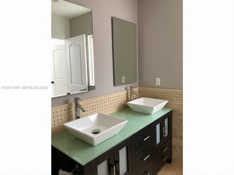 For Rent: $2,600 (2 beds, 2 baths, 1136 Square Feet)