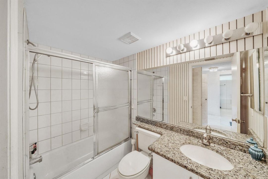 18 Guerst Bathroom (1)