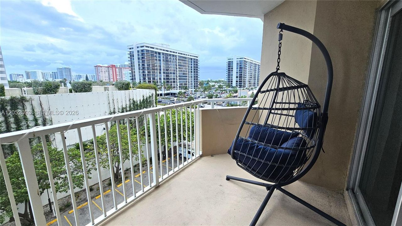 For Rent: $3,100 (1 beds, 1 baths, 870 Square Feet)