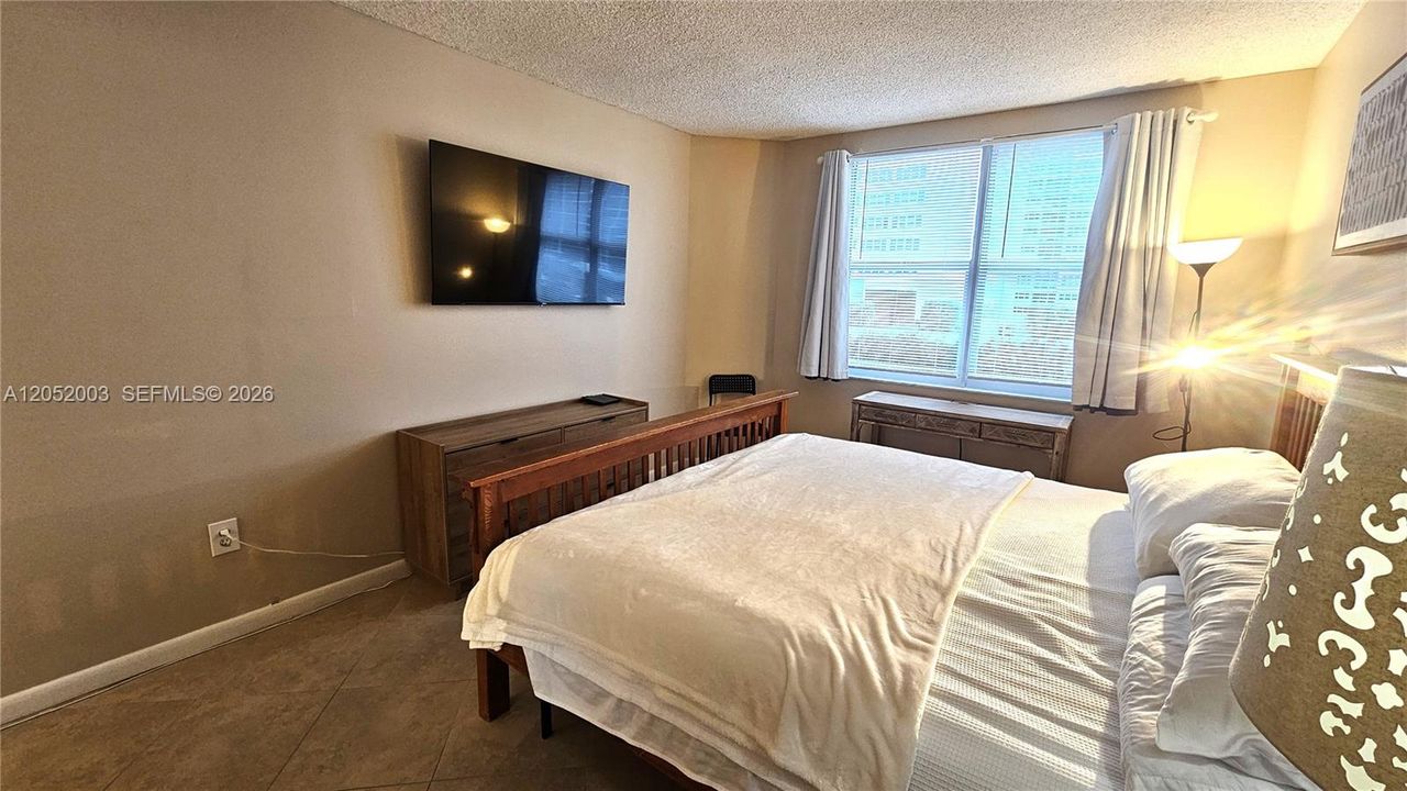 For Rent: $3,100 (1 beds, 1 baths, 870 Square Feet)