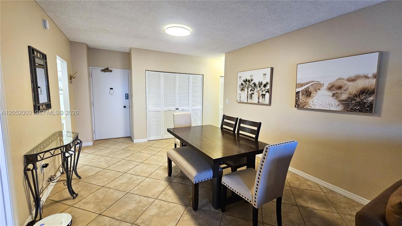 For Rent: $3,100 (1 beds, 1 baths, 870 Square Feet)