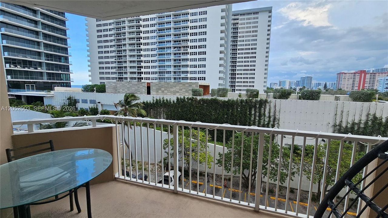 For Rent: $3,100 (1 beds, 1 baths, 870 Square Feet)