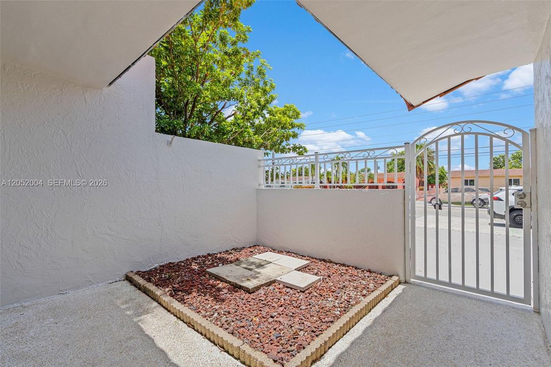 For Rent: $3,250 (3 beds, 2 baths, 1093 Square Feet)