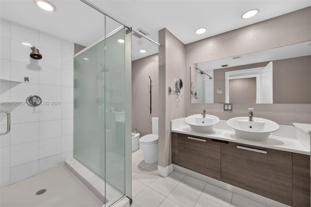 For Rent: $3,970 (1 beds, 2 baths, 1214 Square Feet)