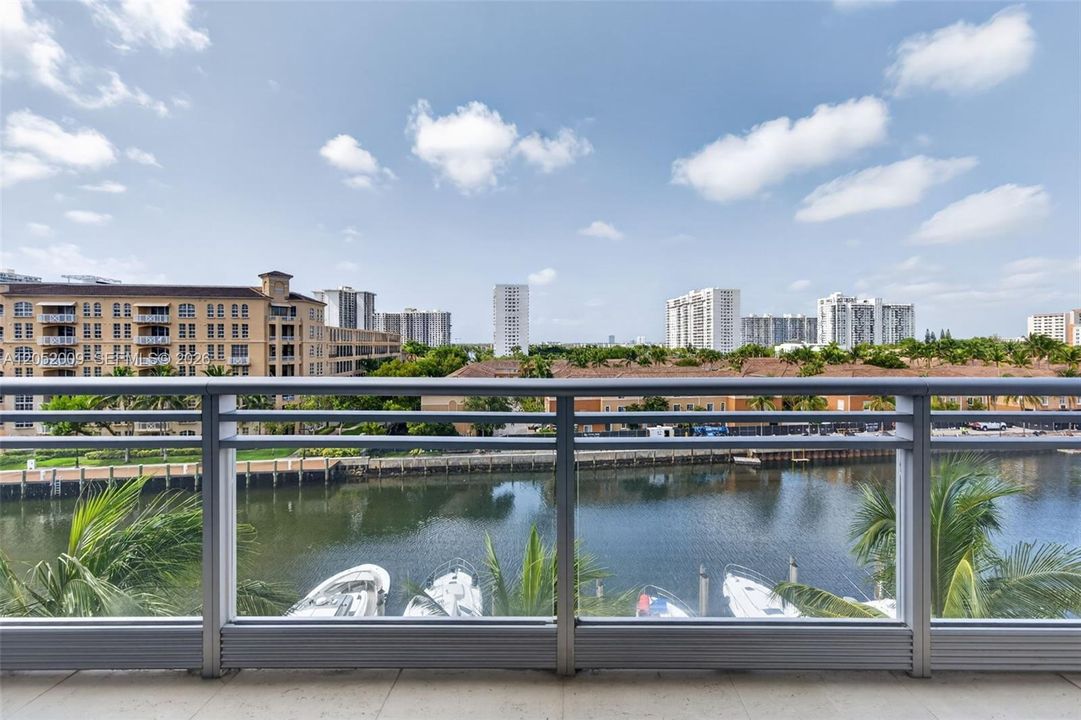 For Rent: $3,970 (1 beds, 2 baths, 1214 Square Feet)